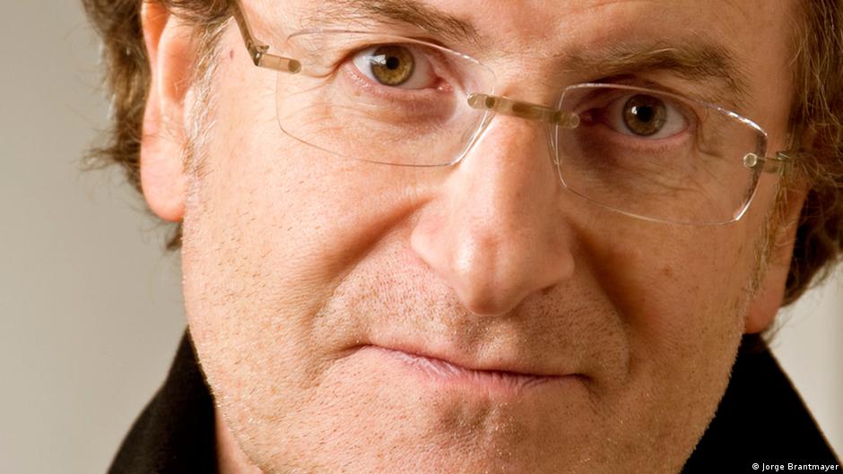 Imagem do artista plástico visual Alfredo Jaar.  Visual Art Brazil.